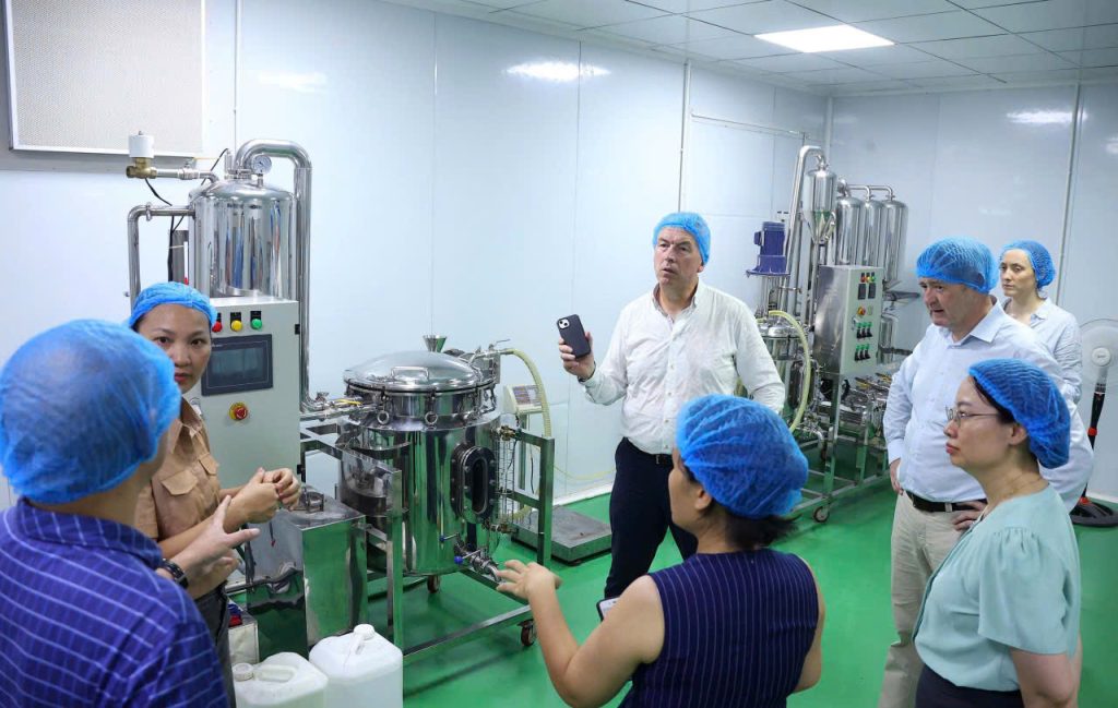 NHÀ MÁY SẢN XUẤT THỰC PHẨM, DƯỢC LIỆU vận hành theo các tiêu chuẩn quốc tế như GMP, ISO, với quy trình sản xuất một chiều - khép kín, đảm bảo kiểm soá